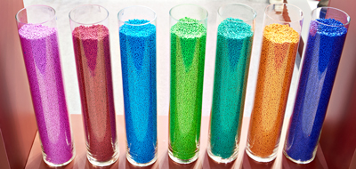 Tubes de matériaux plastiques colorés